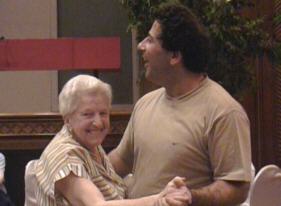 Riek en Jules dansen in Thailand.