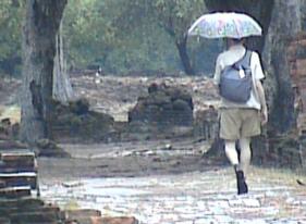 Machiel Boneschanscher singing in the rain.