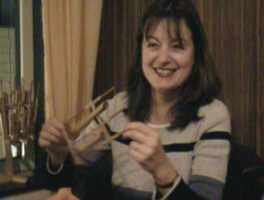 Marielle Steenvoorden verzamelt souvenirs tijdens het avondeten.