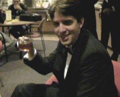 Nicolas Thornhill neemt een kalmerend kopje thee.