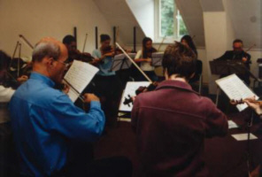 De tweede violen sectie repeteert (ze zijn blij dat zowel Martin als Job niet meedoen).