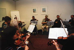 De eerste violen sectie repeteert (ze zijn altijd blij, weten zij veel).