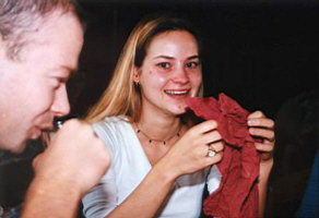 Stijn is zo beleefd niet te kijken als Inge probeert haar servet op te eten.