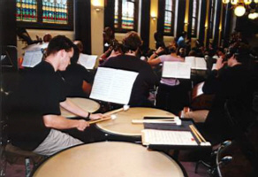 Richard verstopt achter de bassen.