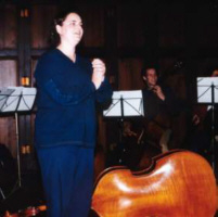 Clare legt uit dat bas-spelen helend kan werken.