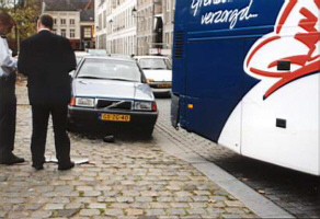 Deze ongelukkig geparkeerde auto werd door de buschauffeur Geheel Verzorgd.