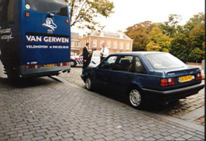 Gelukkig fietste er net een veldwachter voorbij.