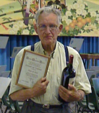 Als volleerd bestuurslid poseert Hans de Vries voor de VHV fotograaf.