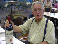 Een oorkonde is aardig, maar een fles wijn natuurlijk veel leuker.