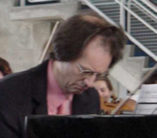 Joop laat zich niet afleiden door de spelende kinderen in de zaal.