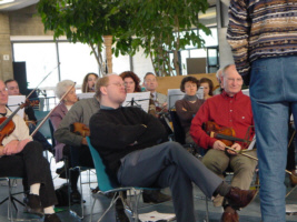 Voorzitter Carol spreekt een aandachtig luisterende Marcel toe.