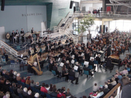 De vleugel is nog net te zien vanaf deze hoogte.