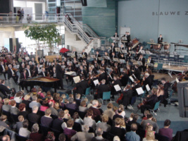 Ondanks een kinderopera in Eindhoven diezelfde middag is er een goede opkomst.